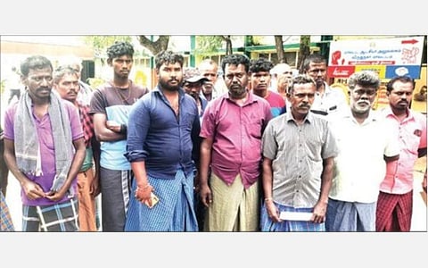 தாய், சிசு உயிரிழந்த சம்பவம் தொடர்பாக விருதுநகர் மாவட்ட ஆட்சியரிடம் மனு அளித்த அவரது குடும்பத்தினர் மற்றும் உறவினர்கள்.