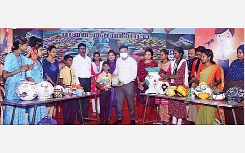 கள்ளக்குறிச்சி புத்தகத் திருவிழாவில், பள்ளி மாணவர்களுக்கு நடத்தப்பட்ட பானை ஓவியப் போட்டியில் வெற்றி பெற்றவர்களுக்கு ஆட்சியர் ஷ்ரவன் குமார் பரிசு வழங்கினார்.
