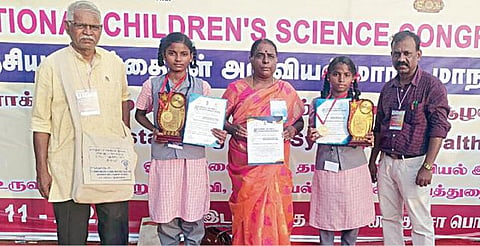 தமிழ்நாடு அறிவியல் இயக்க செங்கல்பட்டு மாவட்ட ஒருங்கிணைப்பாளர் பொன் கதிரவன், துணை தலைவர் ஜெயவேலு ஆகியோருடன் கண்டிகை அரசுப்பள்ளி மாணவிகள் ஆர்.ஹரிணி, ஜி.காயத்ரி. அருகில், அறிவியல் ஆசிரியை வி.சுமதி.