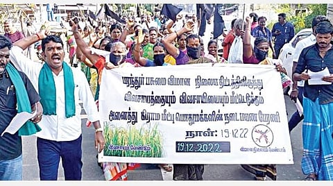 பரந்தூர் பகுதியில் 2-வது விமான நிலையம் அமைக்க எதிர்ப்பு தெரிவித்து, காஞ்சிபுரம் ஏகனாபுரத்தில் இருந்து நடைபயணம் மேற்கொண்ட கிராம மீட்புக் குழுவினர்.