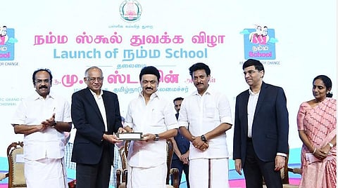 சென்னையில் நேற்று `நம்ம ஸ்கூல் ஃபவுண்டேஷன்' திட்டத்தை தொடங்கிவைத்து, தனது சொந்த நிதியிருந்து ரூ.5 லட்சத்தை திட்டத்தின் தலைவர் வேணு சீனிவாசனிடம் வழங்கினார் முதல்வர் மு.க.ஸ்டாலின். உடன், அமைச்சர்கள் தங்கம் தென்னரசு, அன்பில் மகேஸ் பொய்யாமொழி, கிராண்ட் மாஸ்டர் விஸ்வநாதன் ஆனந்த், பள்ளிக்கல்வித் துறைச் செயலர் காகர்லா உஷா, ஆணையர் கே.நந்தகுமார் உள்ளிட்டோர்.