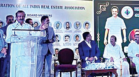 அகில இந்திய ரியல் எஸ்டேட் கூட்டமைப்பு சார்பில், சென்னையில் நேற்று நடைபெற்ற முப்பெரும் விழாவில் உரையாற்றுகிறார் வீட்டுவசதி மற்றும் நகர்ப்புறவளர்ச்சித் துறை அமைச்சர் சு.முத்துசாமி. உடன் சிஎம்டிஏ அமைச்சர் பி.கே.சேகர்பாபு, கூட்டமைப்பின் நிறுவனர், தேசிய தலைவர் ஆ.ஹென்ரி, ஓய்வு பெற்ற நீதியரசர் எஸ்.கே.கிருஷ்ணன், முன்னாள் குடியரசுத் தலைவர் அப்துல்கலாமின் அறிவியல் ஆலோசகர் வி.பொன்ராஜ், புலவர் ராமலிங்கம் உள்ளிட்டோர்.