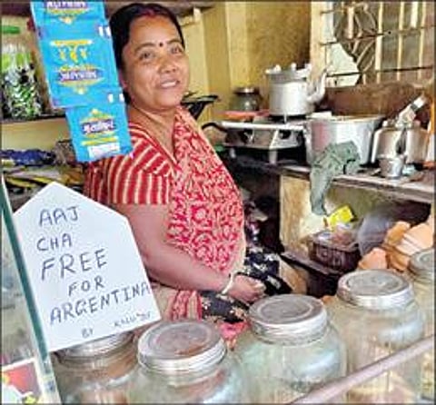 அர்ஜெண்டினா வெற்றி பெற்றதால் இலவசமாக தேநீர் வழங்கிய கொல்கத்தா பெண்
