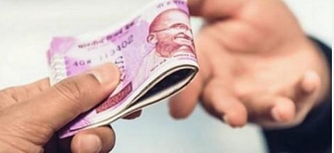 மகனை இழந்த தாய்க்கு ஆந்திர அரசு வழங்கிய ரூ.5 லட்சத்தில் ரூ.2.5 லட்சம் லஞ்சம் கேட்ட துணை மேயரின் கணவர்