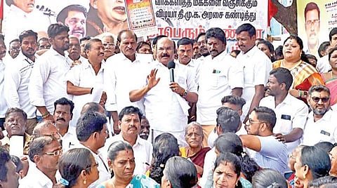 சொத்து வரி, மின் கட்டணம், பால் விலை உயர்வு, சட்டம் ஒழுங்கு சீர்கேடு உள்ளிட்டவற்றுக்கா க தமிழக அரசைக் கண்டித்து அதிமுக சா ர்பில் முன்னாள் அமைச்சர் டி.ஜெயக்குமார் தலைமை யில் சென்னை, மின்ட் சாலை யில் நேற்று கண்டன ஆர்ப்பாட்டம் நடைபெற்றது. | படம்: ம.பிரபு |