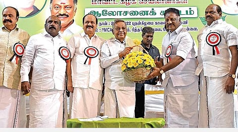 சென்னையில் நேற்று நடைபெற்ற அதிமுக நிர்வாகிகள் கூட்டத்தில் பங்கேற்க வந்த முன்னாள் அமைச்சர் பண்ருட்டி ராமச்சந்திரனுக்கு பூங்கொத்து வழங்கி வரவேற்றார் முன்னாள் முதல்வர் ஓ.பன்னீர்செல்வம். உடன், நிர்வாகிகள் வைத்திலிங்கம், ஜேசிடி.பிரபாகர், மனோஜ் பாண்டியன், புகழேந்தி உள்ளிட்டோர்.படம்: ம.பிரபு