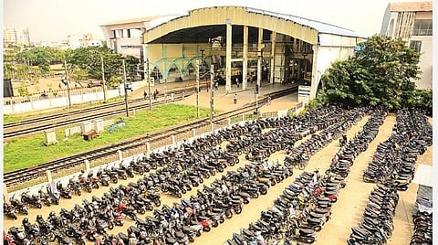 வேளச்சேரி பறக்கும் ரயில் நிலையத்தில் உள்ள கட்டண வாகன நிறுத்தத்தில் மேற்கூரை இல்லாததால் இங்கு நிறுத்தப்படும் வாகனங்கள் வெயில், மழையால் பாதிப்படையும் நிலை உள்ளது, படம்: பு.க.பிரவீன்