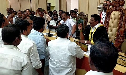 பணி செய்யவிடாமல் தடுத்து மிரட்டுகின்றனர்: திமுகவினர் மீது கும்பகோணம் காங்கிரஸ் மேயர் புகார்
