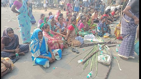 ‘பொங்கல் பரிசுத் தொகுப்பில் கரும்பு இல்லை’ - அரசுக்கு எதிராக கடலூர் - விருத்தாசலம் சாலையில் விவசாயிகள் மறியல்