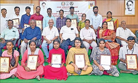 சென்னை தரமணியில் உள்ள உலக தமிழாராய்ச்சி நிறுவனத்தில் நடத்தப்பட்ட திருக்குறள் ஓவியப் போட்டியில் வெற்றி பெற்றவர்களுடன் தமிழ் வளர்ச்சித் துறை இயக்குநர் ந.அருள், ஓவியர் டிராட்ஸ்கி மருது, தமிழாராய்ச்சி நிறுவனத்தின் இயக்குநர் கோபிநாத் ஸ்டாலின் உள்ளிட்டோர்.