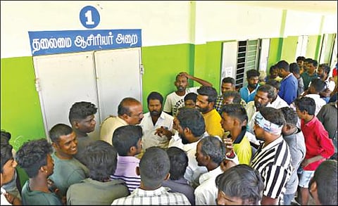 மதுபோதையில் பள்ளிக்கு வந்த சேலத்தாம்பட்டி ஊராட்சி ஒன்றிய நடுநிலைப்பள்ளி ஆசிரியரை சிறை வைத்த பெற்றோர் மற்றும் பொதுமக்களிடம் போலீஸார் பேச்சுவார்த்தை நடத்தினர். படம்: எஸ்.குரு பிரசாத்