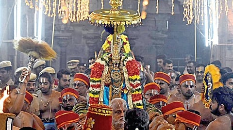  ரங்கம் ரங்கநாதர் கோயிலில் வைகுண்ட ஏகாதசியை முன்னிட்டுநேற்று தொடங்கிய பகல் பத்து உற்சவத்தின் முதல் நாளில் ரத்தின நீள்முடி கிரீடம் உள்ளிட்ட திருவாபரணங்கள் அணிந்து பக்தர்களுக்கு சேவை சாதித்த நம்பெருமாள். படம்: ஜி.ஞானவேல்முருகன்