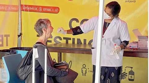 சென்னை வந்த வெளிநாட்டு பயணிகளுக்கு விமான நிலையத்தில் நேற்று கரோனா பரிசோதனை செய்யப்பட்டது. படம்: ம.பிரபு