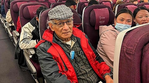 நேபாள சிறையில் இருந்து விடுதலை செய்யப்பட்ட சார்லஸ் சோப்ராஜ் பிரான்ஸ் நாட்டுக்கு அனுப்பி வைக்கப்பட்டார். காத்மாண்டு நகரில் இருந்து நேற்று பிரான்ஸ் புறப்பட்ட விமானத்தில் அமர்ந்திருந்த சோப்ராஜ். படம்: ஏஎப்பி