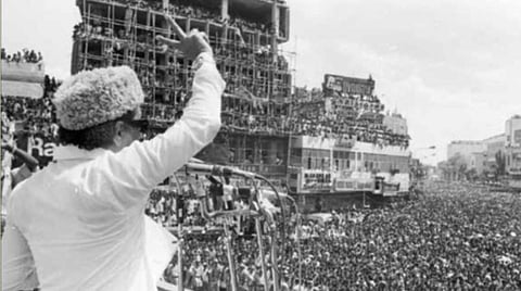 1977-ல் முதல்முறை தமிழக முதல்வராக பதவியேற்றபோது மக்கள் திலகம் முன்னே மக்கள் கடல்.படம்: இந்து ஆவணக் காப்பகம்