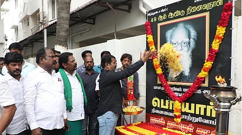 பெரியார் நினைவு தினத்தையொட்டி அஞ்சலி செலுத்திய நாம் தமிழர் கட்சியின் தலைமை ஒருங்கிணைப்பாளர் சீமான்