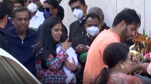 அமெரிக்காவில் இருந்து மும்பைக்கு வந்த பேரக்குழந்தைகள் - குடும்பத்தோடு வரவேற்ற முகேஷ் அம்பானி