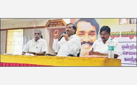 தமிழக வாழ்வுரிமைக் கட்சி நிர்வாகிகள் கூட்டத்தில் உரையாற்றும் கட்சித் தலைவர் தி.வேல்முருகன் எம்எல்ஏ.
