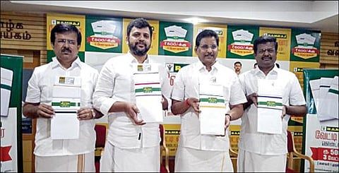 திருப்பூர் மங்கலம் சாலையில் உள்ள ராம்ராஜ் காட்டன் நிறுவனத்தில் ரூ.500-க்கு 3 வேட்டிகள் அடங்கிய காம்போ பேக் அறிமுக நிகழ்வில் பங்கேற்ற நிறுவனத் தலைவர் கே.ஆர்.நாகராஜன், நிர்வாக இயக்குநர் பி.ஆர்.அருண் ஈஸ்வர், தலைமை செயல் அதிகாரிகள் கே.ஏ.செல்வக்குமார், ஏ. கணபதி உள்ளிட்டோர்.