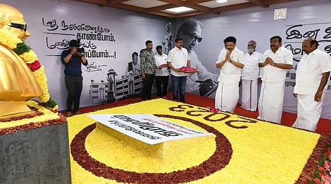 கருணாநிதி நினைவிடத்தில் மரியாதை செலுத்திய முதல்வர்
