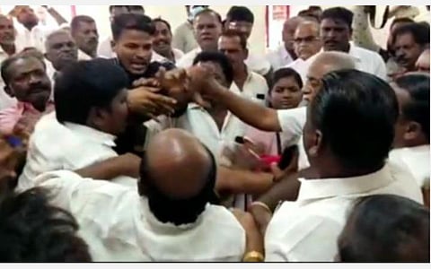 காங்கிரஸார் இரு கோஷ்டிகளாக கொடியேற்றிய விவகாரம்: மானாமதுரையில் ப.சிதம்பரம் முன்னிலையில் கட்சியினர் வாக்குவாதம்