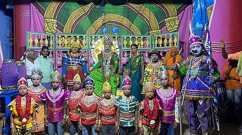 பட விளக்கம்: தஞ்சாவூர் அருகே கொல்லாங்கரை கிராமத்தில் வைகுண்ட ஏகாதேசி முன்னிட்டு நேற்று இரவு நடைபெற்ற ருக்மாங்கதன் சரித்திர நாடகத்தில் நடித்த கிராமத்தினர். | படங்கள்: ஆர் .வெங்கடேஷ்