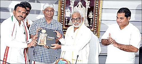 ‘தி இந்து’ குழுமத்தின் ‘திருமலா தி செவென் ஹில்ஸ் ஆஃப் சால்வேஷன்’ என்ற புத்தகத்தை தேவஸ்தான அறங்காவலர் ஒய்.வி. சுப்பாரெட்டி திருமலையில் நேற்று வெளியிட்டார். இதனை கூடுதல் நிர்வாக அதிகாரி வீரபிரம்மம் பெற்றுக்கொண்டார். உடன் ‘தி இந்து’ குழுமத்தின் பிசினஸ் லைன் ஆசிரியர் ரகுவீர் நிவாசன் (இடமிருந்து 2-வது) உள்ளார்.