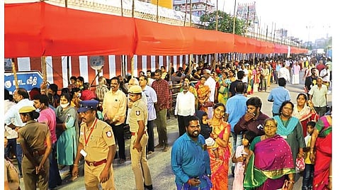 சுவாமியை தரிசிக்க மாட வீதிகளில் நீண்ட வரிசையில் காத்திருந்த பக்தர்கள்.
படங்கள்: பு.க.பிரவீன்