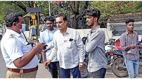 சென்னை புரசைவாக்கம் பூந்தமல்லி சாலையில், போக்குவரத்து விதிகளை மீறியதாக பிடிபட்ட இருசக்கர வாகன ஓட்டிகளிடம் அபராதம் வசூலிக்கும் போக்குவரத்து போலீஸார். படம்: ம.பிரபு