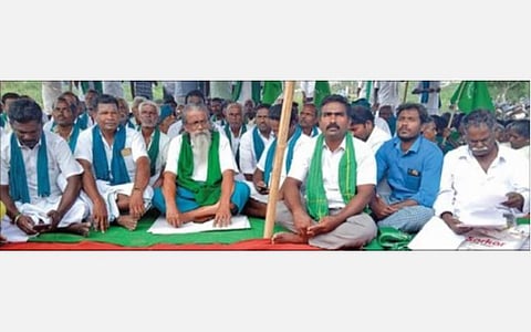 விழுப்புரத்தில் பட்டினிப் போராட்டத்தில் பங்கேற்ற அய்யாக்கண்ணு உள்ளிட்ட விவசாயிகள்.