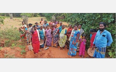 கடந்த 9 மாதங்களில், டிசம்பர் 31-ம் தேதி மட்டும் வேலைக்கு வரவழைக்கப்பட்ட முடப்பள்ளி ஊராட்சியின் 100 நாள் வேலை உறுதித்திட்ட பயனாளிகள்.