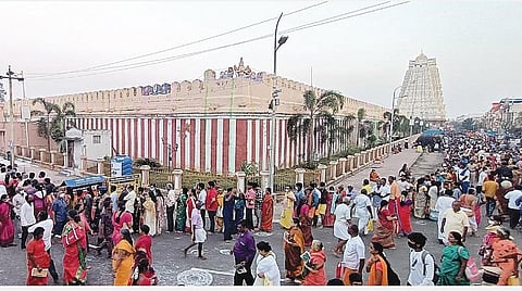சொர்க்கவாசல் திறக்கப்பட்டதை அடுத்து ரங்கநாதரை தரிசிக்க ரங்கம் கோயில் வளாகத்தில் நீண்டவரிசையில் காத்திருக்கும் பக்தர்கள். படங்கள்: ஜி.ஞானவேல்முருகன்
