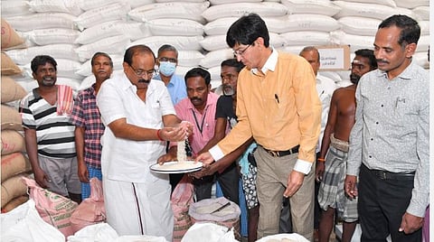 பொங்கல் பரிசுத் தொகுப்பு பணிகளை ஆய்வு செய்த அமைச்சர்