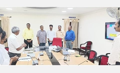 மதுரையில் மதுரை ரயில்வே கோட்ட மேலாளர் பத்மநாபன் அனந்த், கோட்ட அதிகாரிகள் பங்கேற்ற ரயில் பாதுகாப்பு கூட்டத்தில் ரயில் விபத்து தவிர்க்க காரணமாக இருந்த சூர்யா என்பவரை பாராட்டி, பரிசு வழங்கினார்.