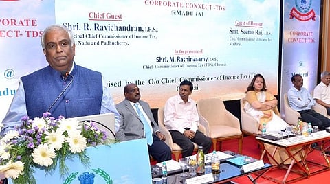மதுரையில் நடந்த வருமான வரித்துறை கருத்தரங்கில் பேசும் முதன்மை தலைமை ஆணையர் ஆர்.ரவிச்சந்திரன்