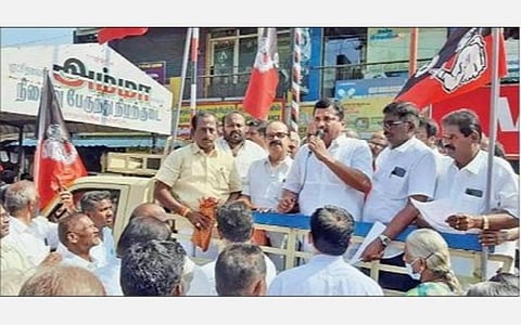 சொத்துவரி, மின்கட்டணம், பால் விலை உயர்வை கண்டித்து அதிமுக சார்பில் தொண்டாமுத்தூர் பேரூராட்சி அலுவலகம் முன்பு நேற்று நடைபெற்ற ஆர்ப்பாட்டத்தில் கலந்துகொண்ட அக்கட்சியின் கொறடா எஸ்.பி.வேலுமணி உள்ளிட்டோர். (அடுத்தபடம்) நரசிம்மநாயக்கன் பாளையத்தில் நடைபெற்ற ஆர்ப்பாட்டத்தில் பேசிய எம்எல்ஏ அருண்குமார்.