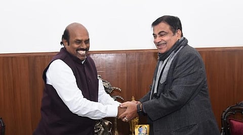 டெல்லியில் மத்திய அமைச்சர் நிதின் கட்கரியை சந்தித்த தமிழக பொதுப்பணித்துறை அமைச்சர் எ.வ.வேலு
