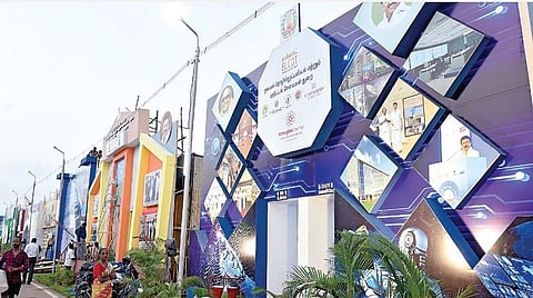 சென்னை தீவுத்திடலில் சிறுவர்களுக்கான பொழுது போக்கு அம்சங்கள், துறை அரங்குகளுடன் 47-வது சுற்றுலா மற்றும் தொழில் பொருட்காட்சி நேற்று தொடங்கி வைக்கப்பட்டது. படம்: ம.பிரபு