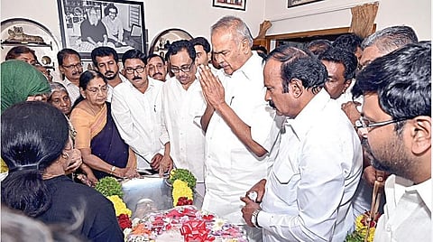 உடல்நலக்குறைவால் காலமான ஈரோடு கிழக்குத் தொகுதி காங்கிரஸ் எம்எல்ஏ திருமகன் ஈவெரா உடலுக்கு தமிழக சட்டப்பேரவைத் தலைவர் அப்பாவு அஞ்சலி செலுத்தினார்.