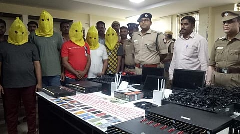 கைது செய்யப்பட்ட நபர்களுடன் போலீஸார்