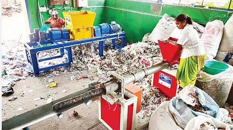 கிருஷ்ணகிரி நகராட்சிக்கு உட்பட்ட குப்பை கிடங்கில், பிளாஸ்டிக் கழிவுகளை எரிபொருளாக மாற்றும் பணியில் ஈடுபட்டுள்ள பணியாளர்கள்.