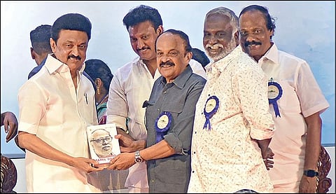 சென்னை அண்ணா நூற்றாண்டு நூலக வளாகத்தில் நேற்று நடைபெற்ற இலக்கியத் திருவிழா தொடக்க விழாவில் ‘இந்து தமிழ் திசை’ நாளிதழின் தமிழ் திசைப் பதிப்பகம் வெளியிட்ட ‘மாபெரும் தமிழ்க் கனவு’ நூலின் ஆங்கில மொழிபெயர்ப்பான ‘ஏ கிராண்ட் தமிழ் ட்ரீம்’ நூலை முதல்வர் மு.க.ஸ்டாலின் வெளியிட, கேரள எழுத்தாளர் பால் சக்காரியா பெற்றுக் கொண்டார். உடன், பள்ளிகல்வித் துறை அமைச்சர் அன்பில் மகேஸ் பொய்யாமொழி, தமிழ்நாடு பாடநூல் கழகத் தலைவர் திண்டுக்கல் ஐ.லியோனி, எழுத்தாளர் பவா செல்லதுரை.படம்: ம.பிரபு