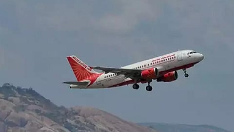 விமானத்தில் பயணி மீது சிறுநீர் கழித்த நபர் கைது