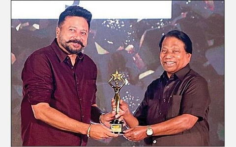 சென்னை நந்தம்பாக்கம் தொழில் வர்த்தக மையத்தில் நேற்று நடைபெற்ற எடிசன் திரைப்பட விருதுகள் வழங்கும் விழாவில் பொன்னியின் செல்வன் படத்துக்காக சிறந்த நடிகருக்கான விருதை நடிகர் ஜெயராமுக்கு, விஐடி பல்கலைக்கழக வேந்தர் ஜி.விசுவநாதன் வழங்கினார். படம்: பு.க.பிரவீன்