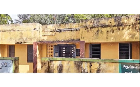 உடுமலை அருகே இடிந்து விழும் நிலையில் சுகாதார நிலையக் கட்டிடம்