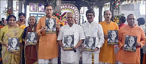 திருவண்ணாமலை ரமணாஸ்ரமத்தில் ‘தி இந்து' குழுமத்தின் ‘நான் யார் - ரமண மஹரிஷி‘ எனும் நூலின் புதிய பதிப்பின் முதல் பிரதியை ‘தி இந்து’ குழுமத்தின் துணைத் தலைவர் (விற்பனை மற்றும் விநியோகம்) தர் அர்னாலா வெளியிட, ரமணாஸ்ரமத்தின் தலைவர் வெங்கட் எஸ்.ரமணன், செயலாளர் சிவதாஸ் கிருஷ்ணன் ஆகியோர் பெற்றுக் கொண்டனர். அருகில் ‘தி இந்து’ குழுமத்தின் துணைத் தலைவர் (மனித வளம்) வி.ஜெயராமன், இதழ் மற்றும் சிறப்பு வெளியீட்டு பிரிவுத் தலைவர் ஆர். நிவாசன் உள்ளிட்டோர். படம்: சி.வெங்கடாஜலபதி