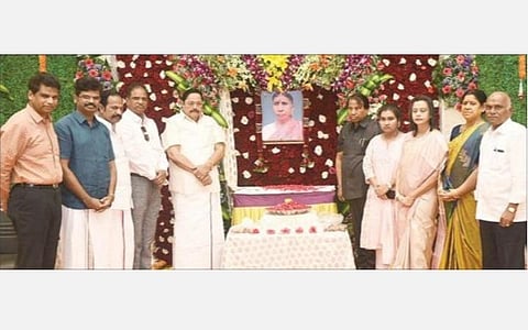 லட்சுமிதேவி அம்மையாரின் உருவப்படத்தை அமைச்சர் துரைமுருகன் திறந்த வைத்தார். அருகில், விஐடி வேந்தர் கோ.விசுவநாதன் உள்ளிட்டோர்.படம். வி.எம்.மணிநாதன்.