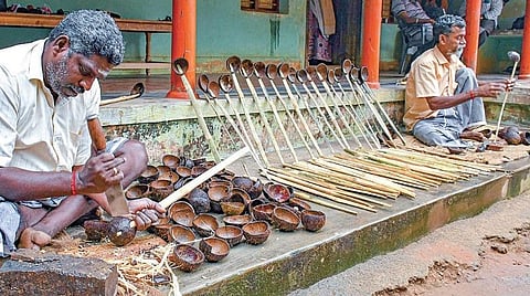 தஞ்சாவூர் அருகே வேங்கராயன்குடிக்காடு கிராமத்தில் ‘அகப்பை’ தயாரிக்கும் தொழிலில் ஈடுபட்டுள்ள தொழிலாளர்கள். படம்: ஆர்.வெங்கடேஷ்
