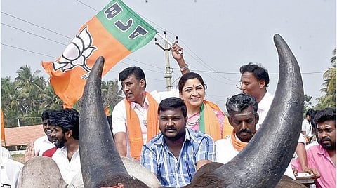 கோவையில் பாஜக சார்பில் நேற்று நடைபெற்ற ரேக்ளா பந்தயத்தை தொடங்கிவைத்து மாட்டு வண்டியில் பயணித்த பாஜக தேசிய செயற்குழு உறுப்பினர் குஷ்பு. படம்: ஜெ.மனோகரன்