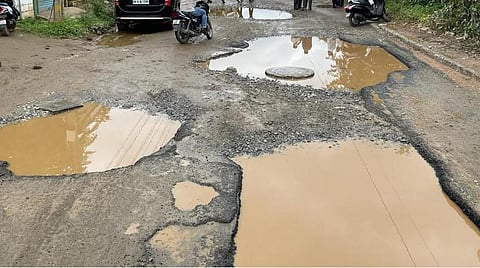 சாலைகள் படுகளங்கள் அல்ல!